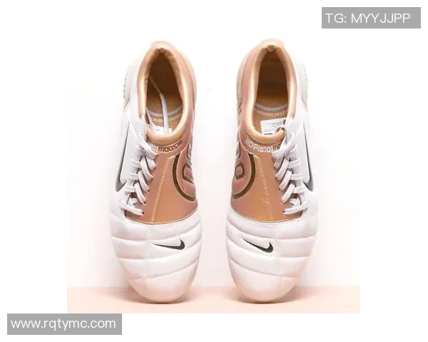 足球巨星球鞋穿到极限揭示运动员背后的汗水与坚持